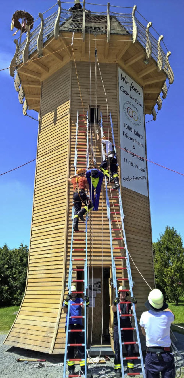 Die Feuerwehr Heiligenzell hat  am Jubilumsturm geprobt.   | Foto: Privat