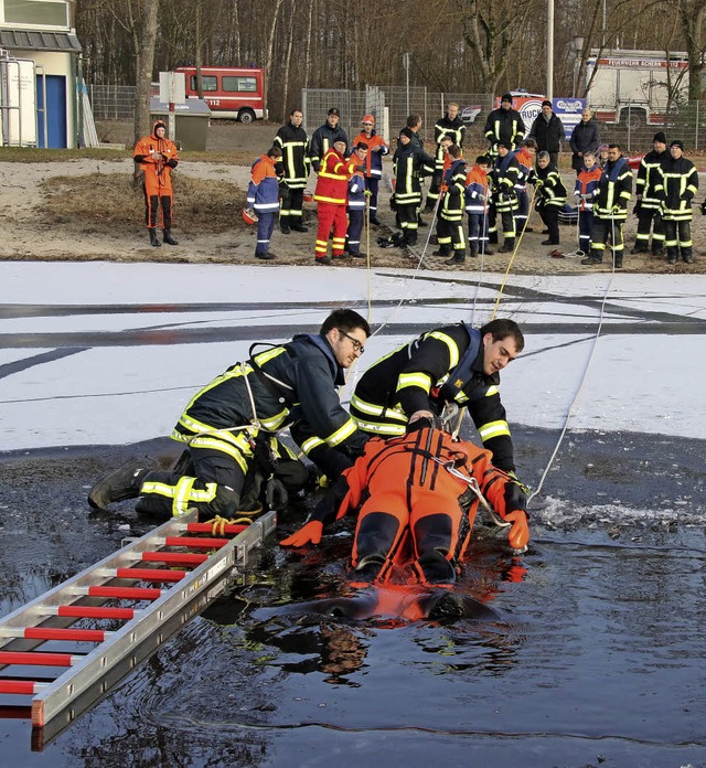 Feuerwehrkameraden retten ihren Komman...chern aus einem Eisloch im Achernsee.   | Foto: Roland Spether