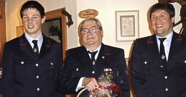 Abteilungskommandant Adrian Morath (li...e) fr vier Jahrzehnte aktiven Dienst.  | Foto: Cornelia Selz