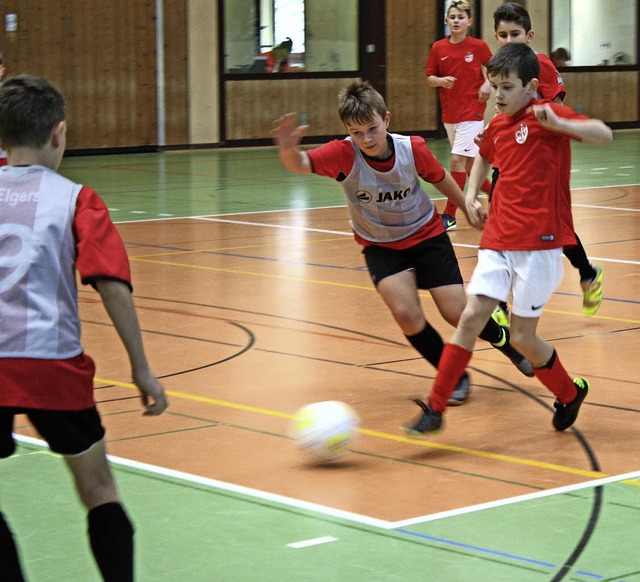Kmpfen um jeden Ball: die E-Junioren ...s Vereins, Volker Lurk (unten rechts).  | Foto: Julia Trauden