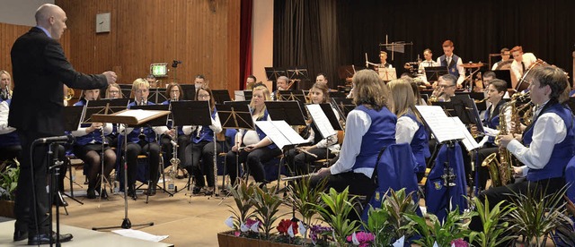 Der Musikverein Efringen-Kirchen bedan...rgewhnliches Jahreskonzert gefeiert.   | Foto: Marco Schopferer