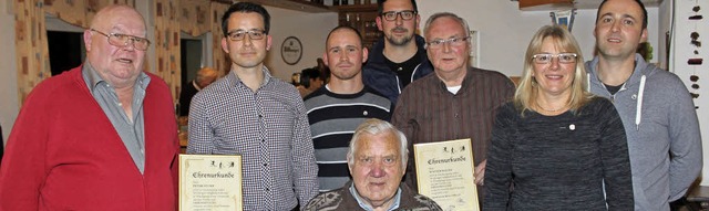 Fr langjhrige Mitgliedschaft  ehrte ...Haude und Christian Haude (von links).  | Foto: R. Cremer