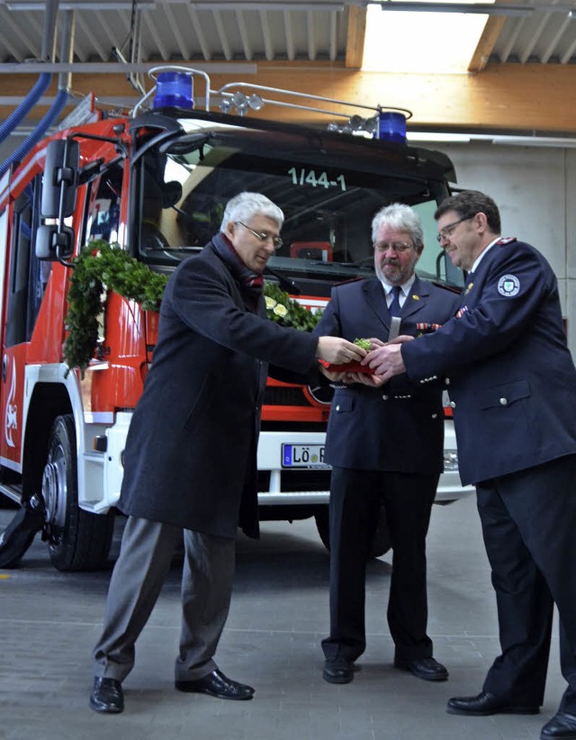 OB Dietz bergibt den Fahrzeugschlsse...tbrandmeister Klaus Gempp (von links)   | Foto: SENF