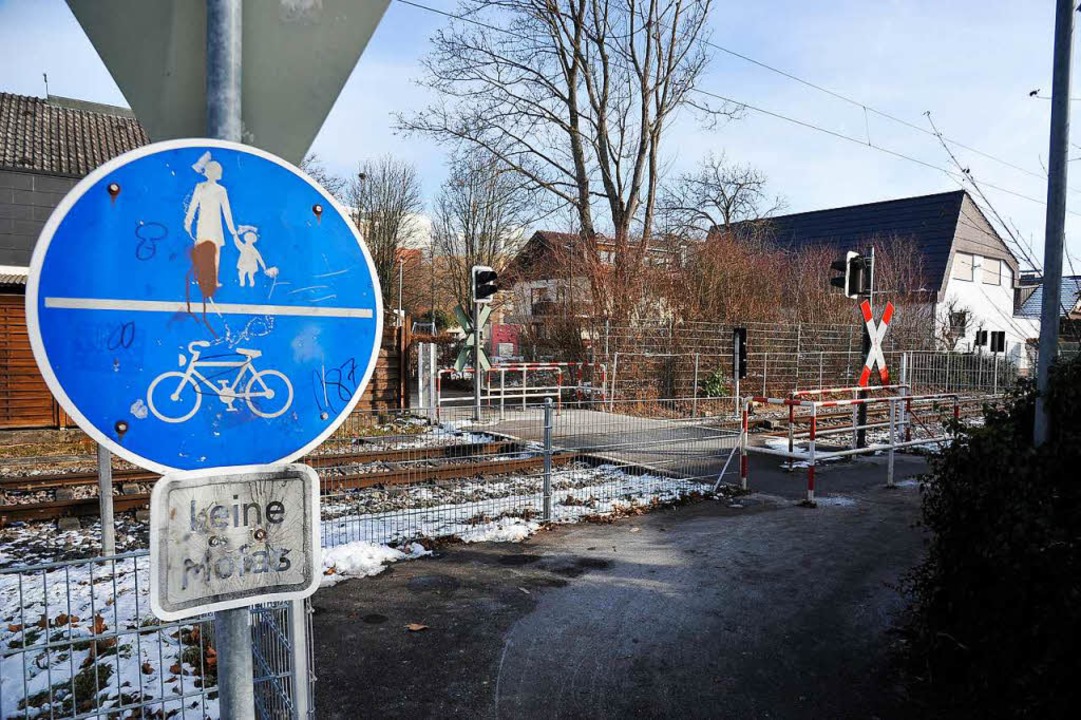 Durchaus diffizil ist die Benutzung de...bergangs Platanenweg in Bad Krozingen.  | Foto: Hans-Peter Müller