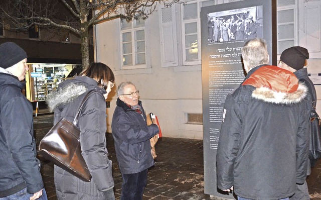 Alfred Drndle erinnerte   an das Schi...ier an der  Stele in der Teichstrae.   | Foto: Britta Wieschenkmper