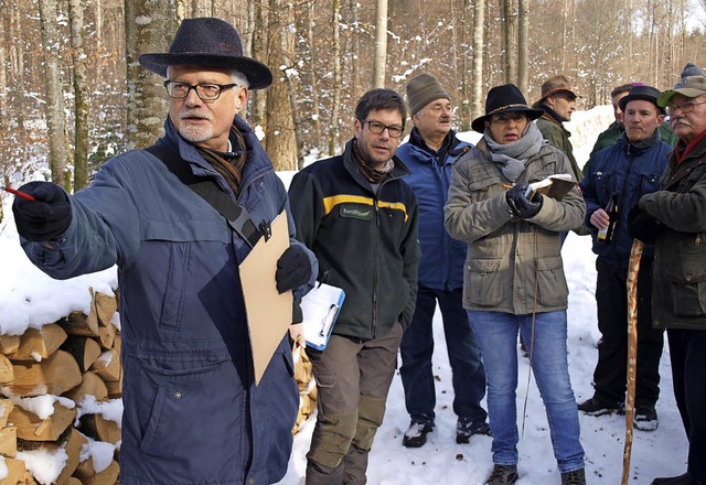 Auktionator Gnter Schlecht mit Revier...rotokollantin Brbel Asal   in Aktion   | Foto: Paul Schleer