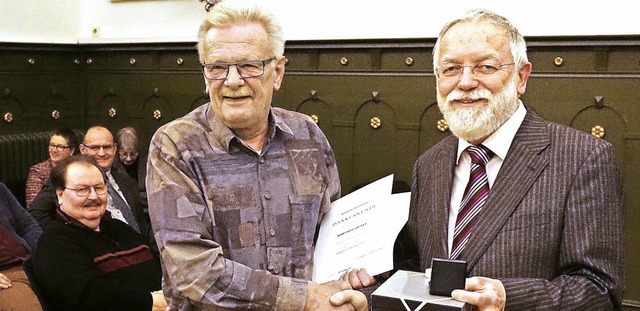 Dank fr 40 Jahre unermdlichen, loyal...n silbernen Dukaten&#8220; der Stadt.   | Foto: Hans-Jrgen Hege