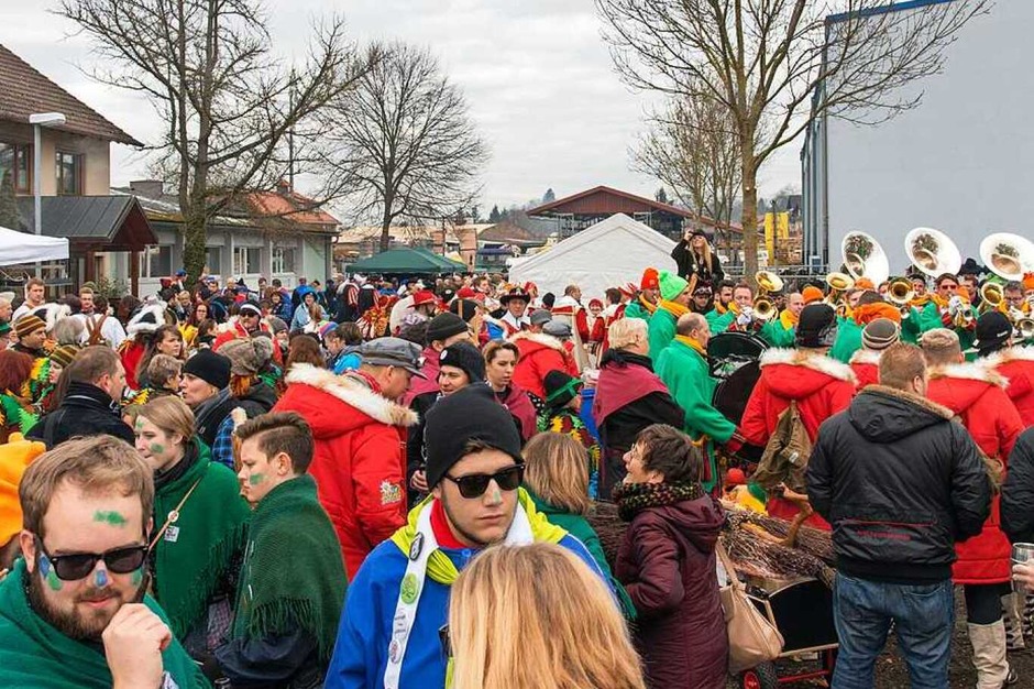 Auf Ettenheims Straßen war das närrische Treiben besonders groß: Auch viele närrische Lörracher und manche Schwaben bereicherten den Ettenheimer Straßenumzug. Die Lörracher Narrengilde kam mit 600 Mitgliedern in die Ortenau. (Foto: Olaf Michel (Bilder-Michel.de)) Auf Ettenheims Straßen war das närrische Treiben besonders groß: Auch viele närrische Lörracher und manche Schwaben bereicherten den Ettenheimer Straßenumzug. Die Lörracher Narrengilde kam mit 600 Mitgliedern in die Ortenau. (Foto: Olaf Michel (Bilder-Michel.de))