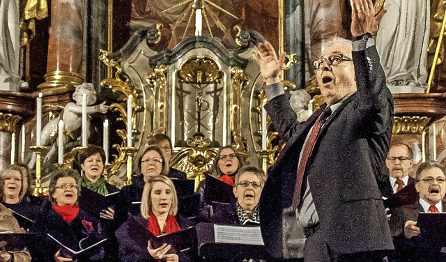 Zum letzten Mal nach 37 Jahren dirigiert Rolf Mallmann den Kirchenchor Tiengen.   | Foto: Peter Rosa