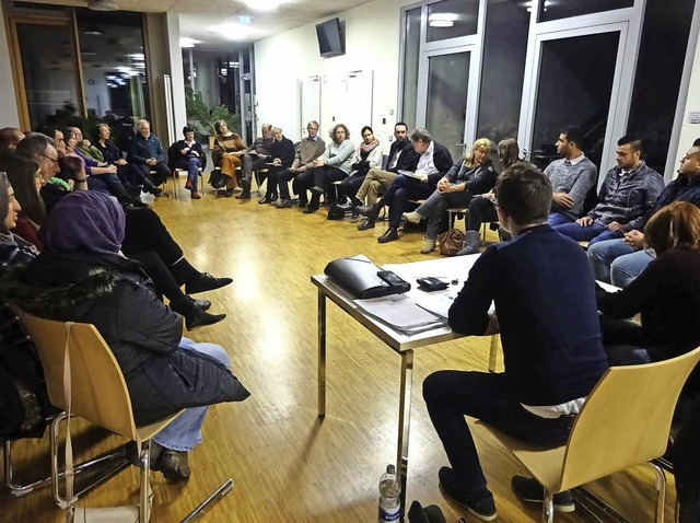 Rechtes Bild (von rechts): Michael Kie...ten Treffen des Flchtlingsnetzwerkes.  | Foto: Jutta Beckmann