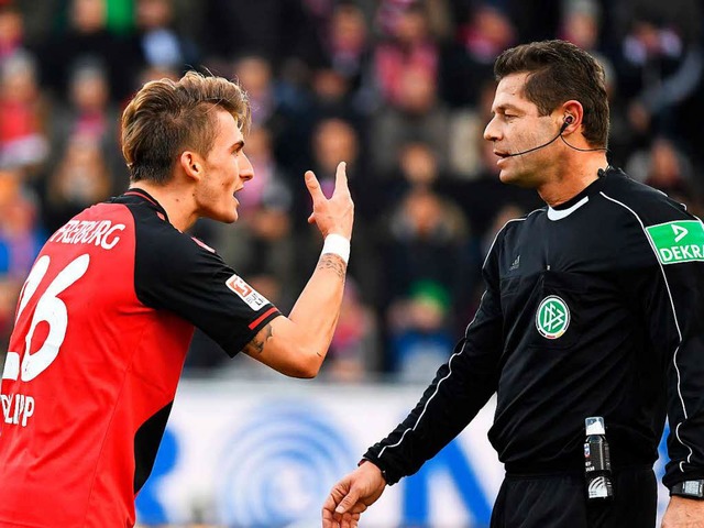 Unzufrieden mit dem Schiedsrichter: Maximilian Philipp.  | Foto: Achim Keller