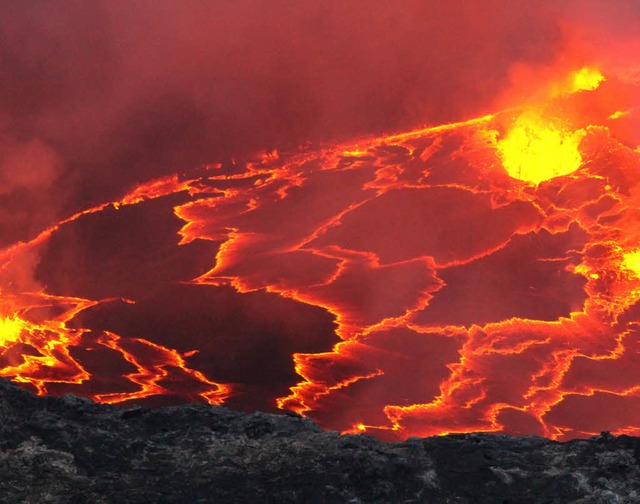 Im Krater des Vulkans Nyiragongo befin... Durchmesser von rund 250 Metern hat.   | Foto: dpa