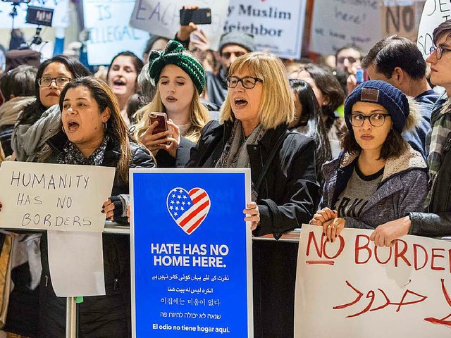 Demonstrantinnen am Samstag auf dem Flughafen Boston  | Foto: AFP