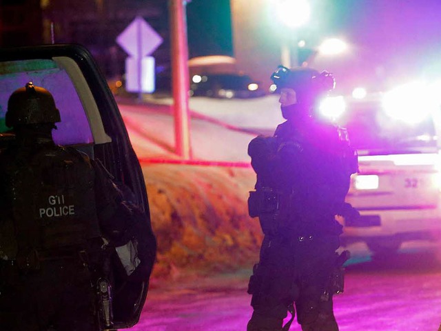 Polizisten berwachen in Quebec die Um...ehrere Tote und Verletzte gegeben hat.  | Foto: dpa