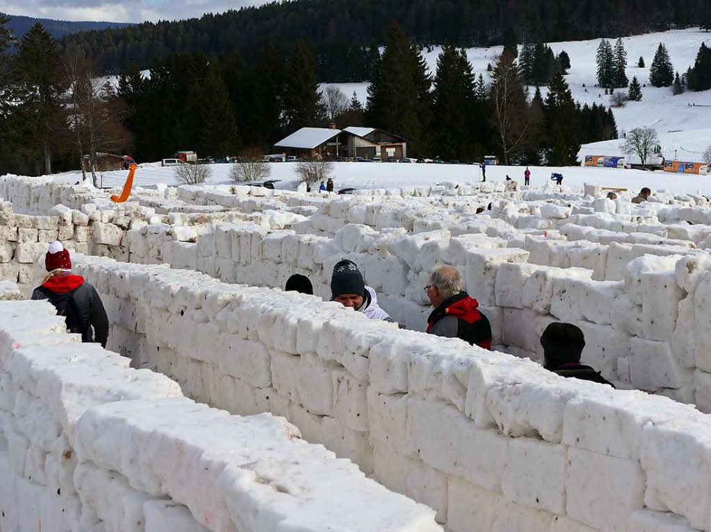 Viel Schnee haben die Helfer fr das Labyrinth bewegt.