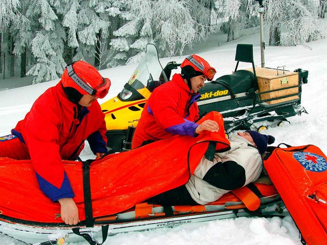 Die Bergrettungswache Oberwiesenthal bei einer gestellten Situation (Symbolbild)  | Foto: dpa