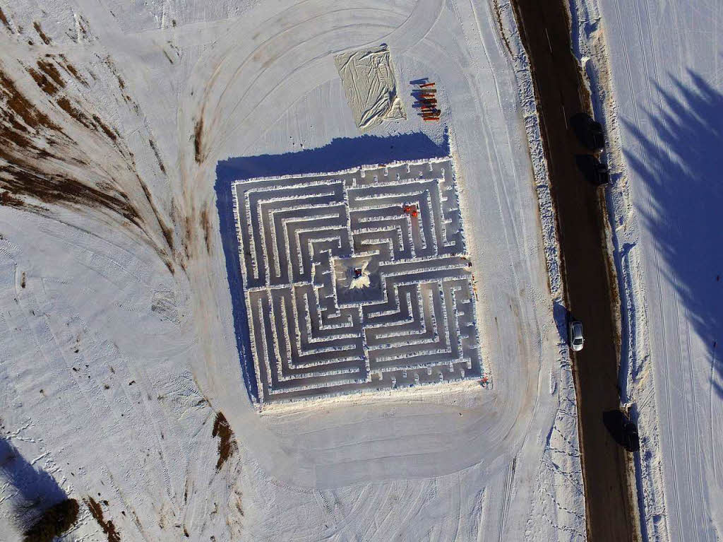 Viel Schnee haben die Helfer fr das Labyrinth bewegt.