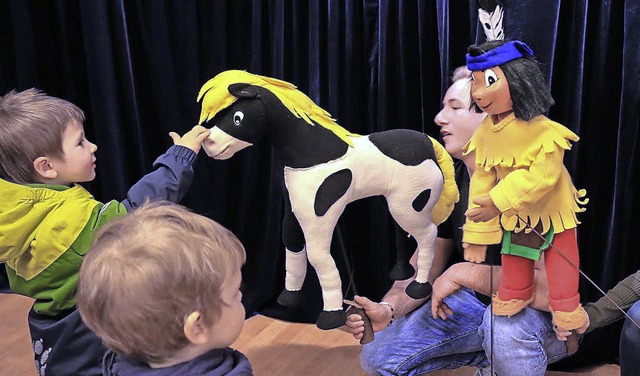 Nach der Theaterauffhrung konnten  di...Tuchfhlung mit den Puppen aufnehmen.   | Foto: Sandra Decoux-Kone