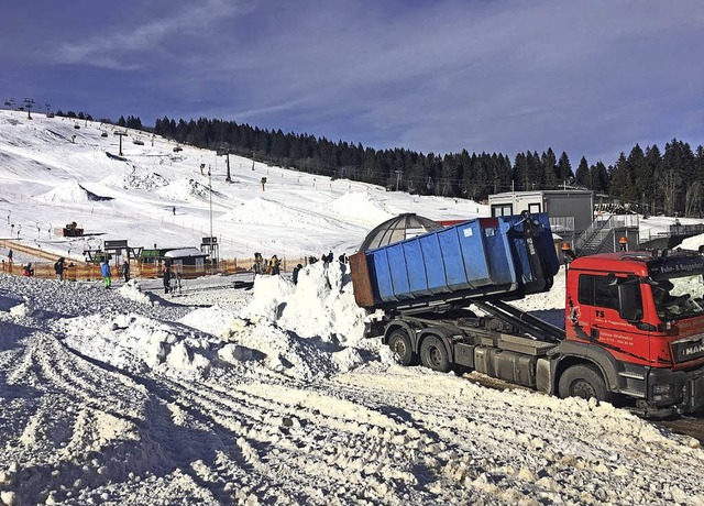 Auch Rumschneevorrte und die Hlfte ...tschers sind am  Seebuck eingetroffen.  | Foto: M. Ganz