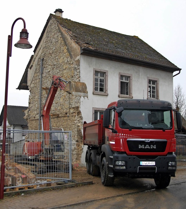 Anstelle dieses alten Gebudes an der ...schingen ein  neues Dreifamilienhaus.   | Foto: Frey