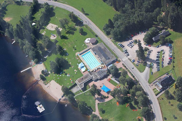 Das Strandbad in Titisee aus der Luft.   | Foto: Christa Maier