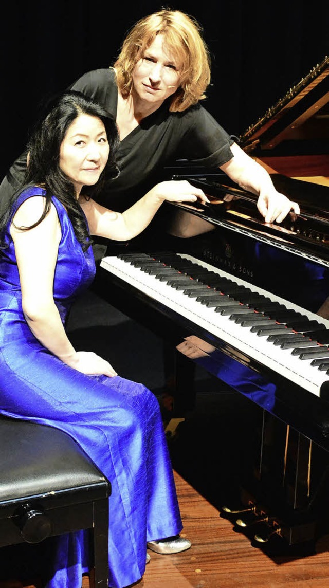 Die Schauspielerin Corinna Harfouch und die Pianistin Hideyo Harada   | Foto: Mahro