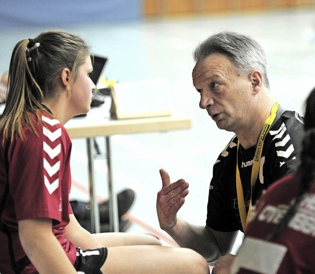 Trainer Thomas Bauert beim intensiven Coaching.   | Foto:  Presse Schaller