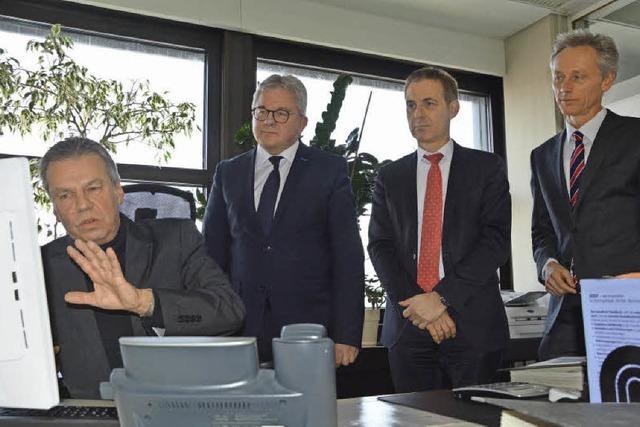 Justizminister Guido Wolf besuchte neue Lrracher Grundbucheinsichtsstelle