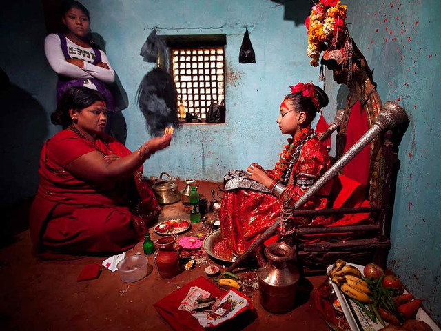 Kumari Samita Bajracharya, eine sogena...gttin, wird im April 2011  angebetet.  | Foto: dpa