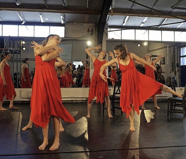 Tnzerische Einweihung in der zum Ball... Vereins Jugend Pro Arte in Merzhausen  | Foto: Anne Freyer