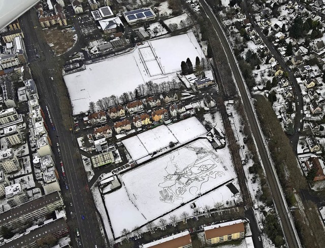 Dieses Luftbild vom Sonntag zeigt das ...Schneezeichnungen auf dem Sportplatz.   | Foto: Frommherz