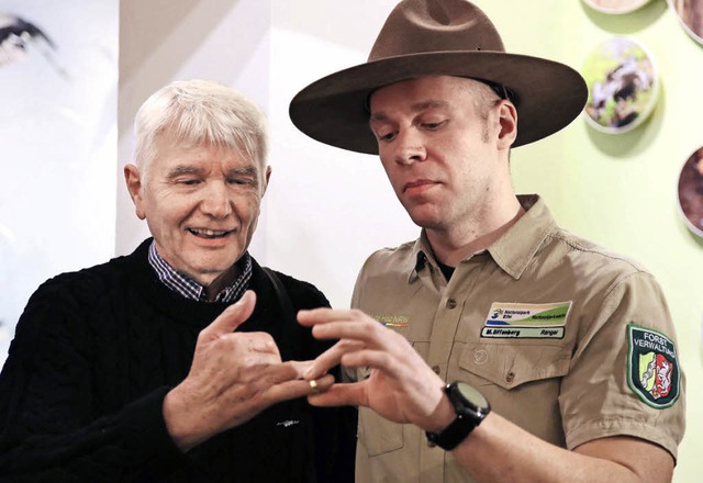 Ranger Max Effenberg gibt den Ring an den Besitzer  zurck.  | Foto: dpa