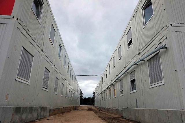 Aus dem Containerdorf auf dem Flugplatz ziehen Flchtlinge in Wohnungen um.  | Foto: Klaus Schweizer