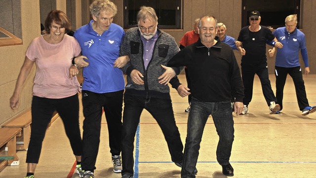 Auch Gruppenleiter Erwin Gispert (vorn...) haben sichtlich Spa an den bungen.  | Foto: Christiane Franz