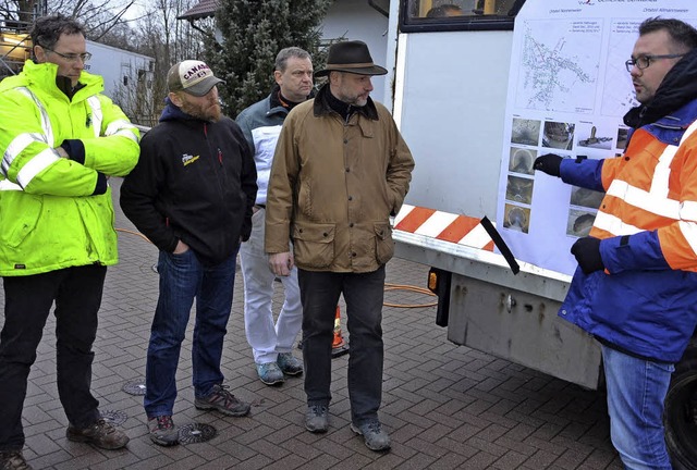 Planer Mykola Vareniuk (rechts) erlut...ren zur Sanierung des Abwasserkanals.   | Foto: Reiner Beschorner