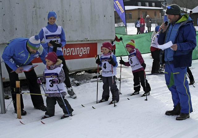 Die jngsten Teilnehmer im Langlauf stehen auf ihren Skiern.  | Foto: Dieter Maurer