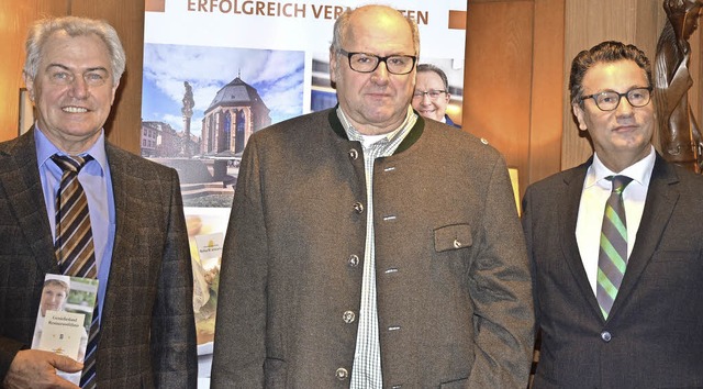 Dehoga-Vorstand Waldemar Fretz, Spielw...eerland Restaurantfhrer (von links).  | Foto: Gabriele Hennicke