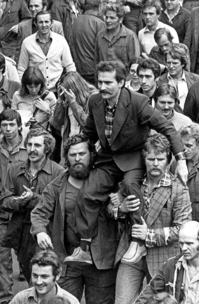 Damals ein Held: Streikfhrer Lech Wal...m Sommer 1980 auf Schultern getragen.   | Foto: dpa