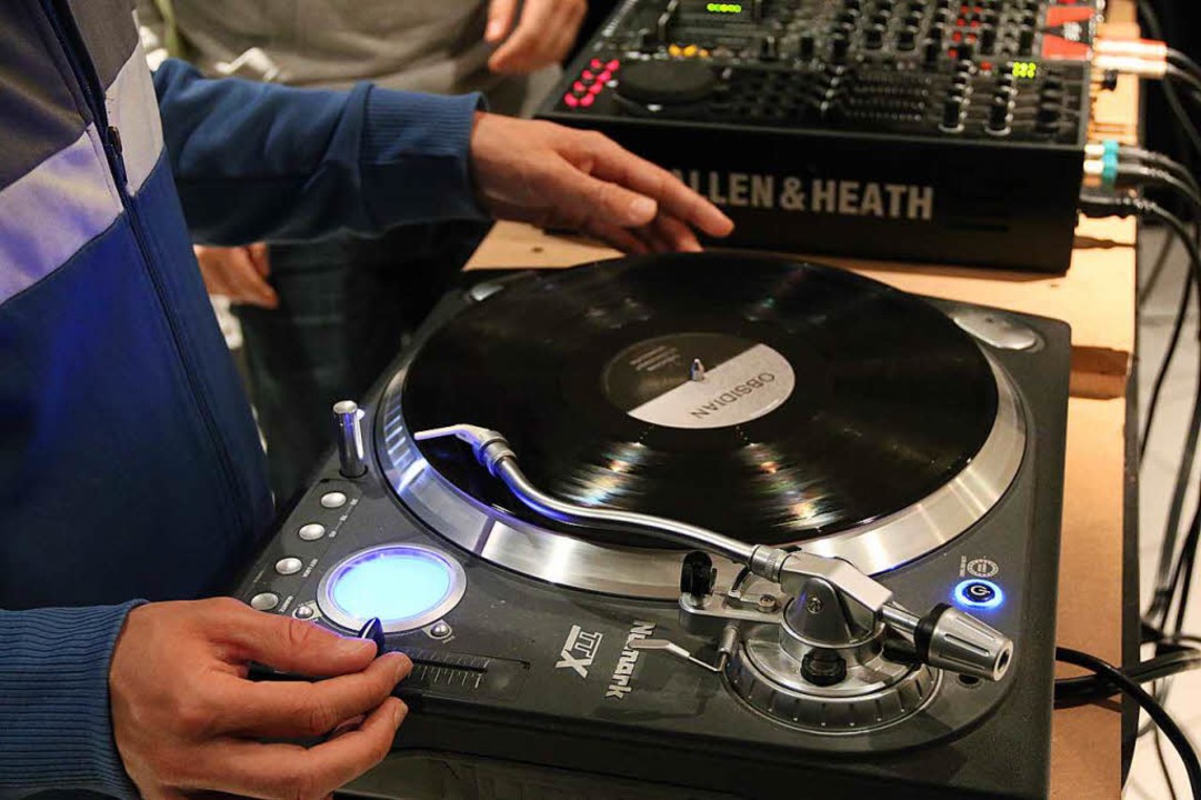Auflegen mit Vinyl beim DJ-Workshop der Bretterbude e.V.  | Foto: Felix Klingel