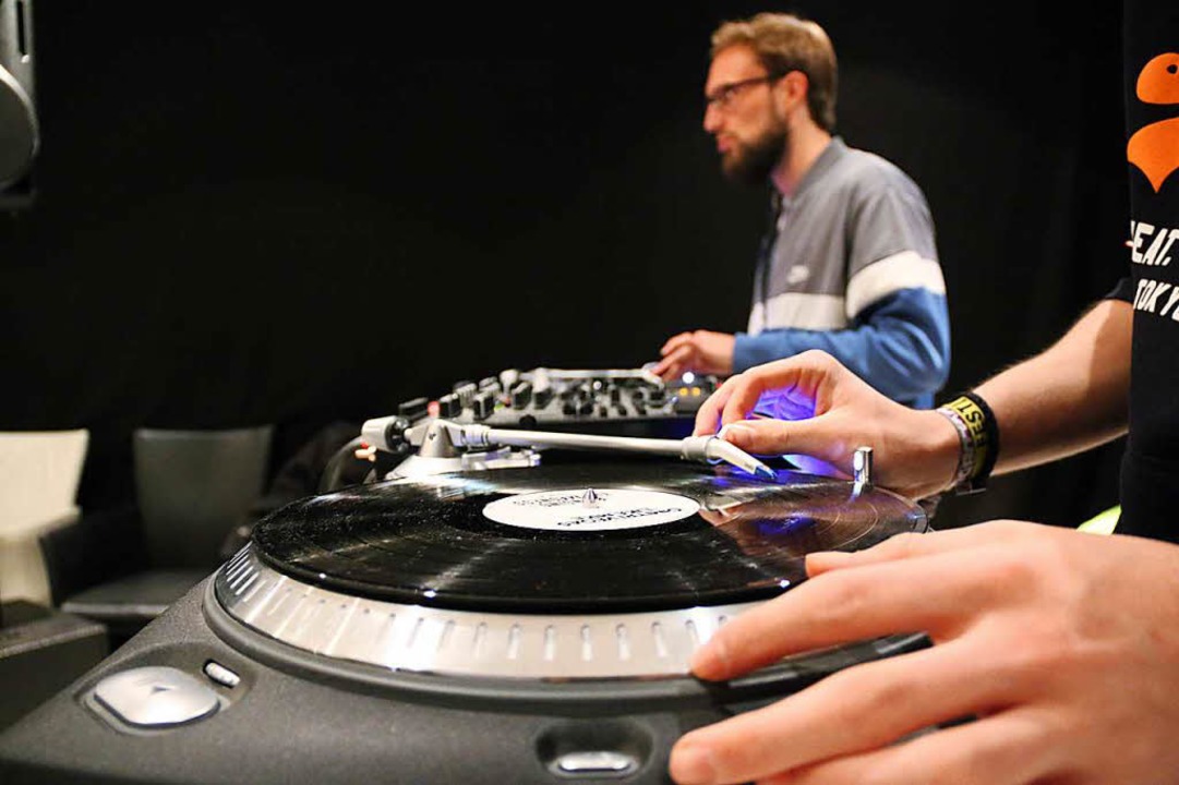 Auflegen mit Vinyl beim DJ-Workshop der Bretterbude e.V  | Foto: Felix Klingel