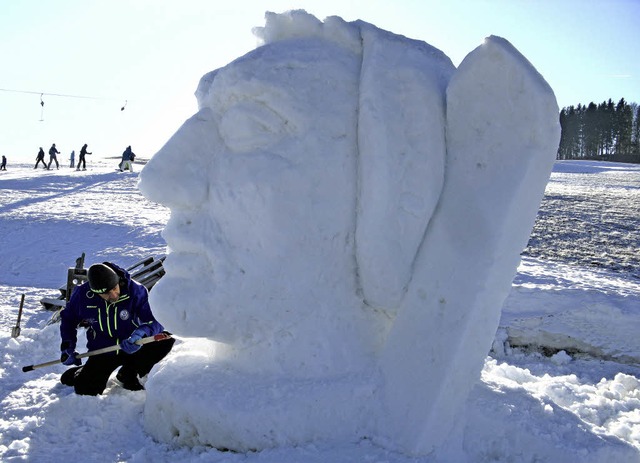Vergngliche Kunst: Schneebildhauer Ra...bei der Arbeit an einem frheren Werk   | Foto: Ulrike Spiegelhalter