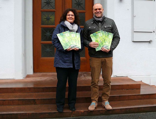 Carmen Wenkert und Tobias Meinen haben das neue VHS-Programm vorgestellt.  | Foto: Stadt Lahr