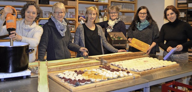 Die Inhaberinnen und ihr Team in der W...Sailer und Angela Gehrung (von links)   | Foto: N. Bayer