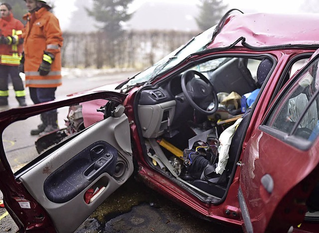 Die Feuerwehr musste die  Fahrerin aus dem Unfallwagen befreien.  | Foto: Christine Brunner