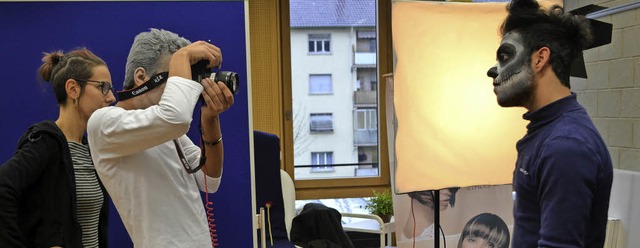 Fotografie-Dozentin Tanja Trul (links...it ungewhnlicher Maskerade zu posen.   | Foto: KArin Reimold