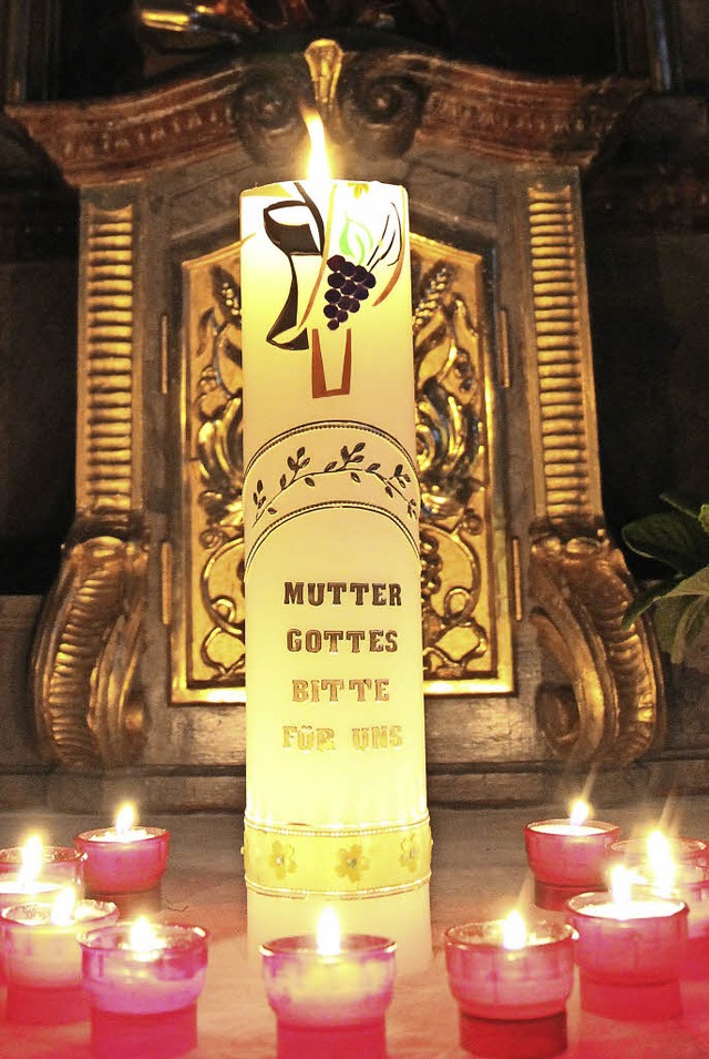 Marienkerze  und Opferkerzen  in der  Kirche St. Leonhard in Niederwinden.   | Foto: Markus Hringer