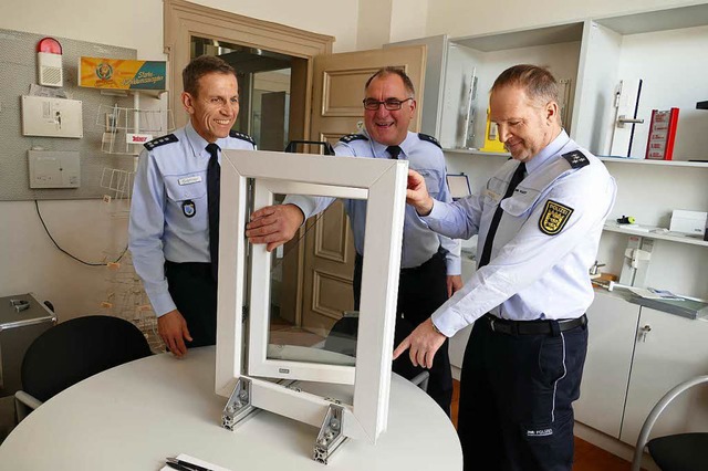 Wolfgang Grethler, Wolfgang Hanser und...Lrrach zeigen ein Sicherheitsfenster.  | Foto: Sabine Ehrentreich