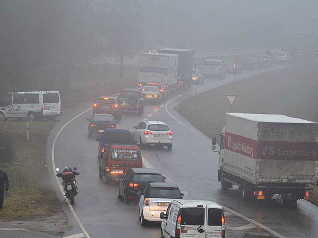 Bis zum Malterdinger Ei staute sich am Mittwochmorgen der Verkehr auf der B3.  | Foto: Benedikt Sommer