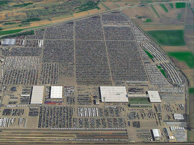 Auf einem bislang landwirtschaftlich g... Platz fr 2000 Fahrzeuge  geschaffen.  | Foto: Mosolf