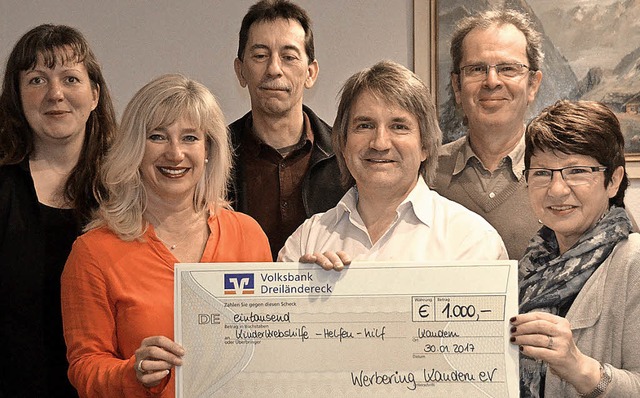 ber 1000 Euro aus den  Aktionstagen d...inde Dziedo (von links) berreichten.   | Foto: Markus Maier